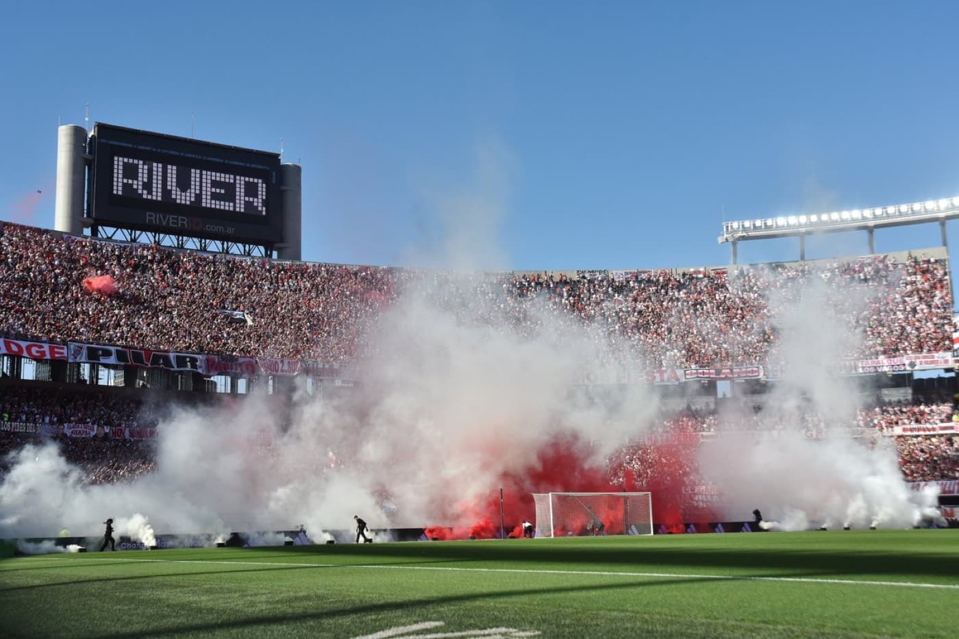 Encuentro deportivo visto desde las tribunas